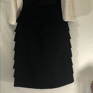 🔴 Alfani Women’s black tiered ruffled skirt size 6P